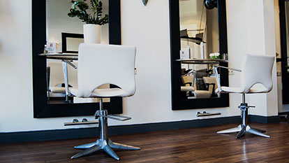 Solo's Hairstudio Haarlem, Onze professionele kapperszaak in een met zorg gerenoveerd pand. Strak, sfeervol en licht. Reserveer online. 